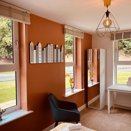 Villa Cheerful 2-Bed Townhouse In Wakefield With Parking Exterior foto
