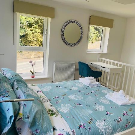 Villa Cheerful 2-Bed Townhouse In Wakefield With Parking Exterior foto