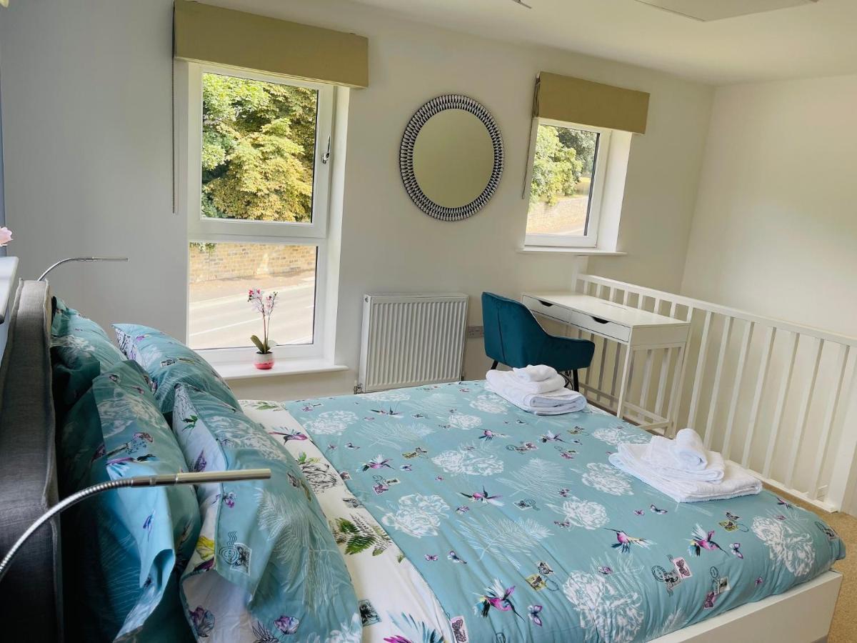 Villa Cheerful 2-Bed Townhouse In Wakefield With Parking Exterior foto