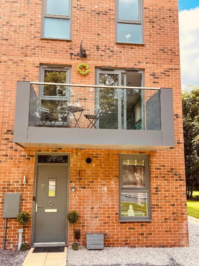 Villa Cheerful 2-Bed Townhouse In Wakefield With Parking Exterior foto